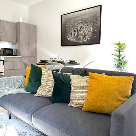 Luxe Riverside Retreat Centre - Free Parking Apartment