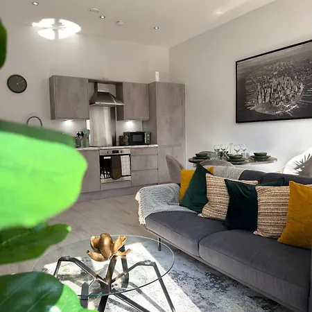 Luxe Riverside Retreat Centre - Free Parking Apartment