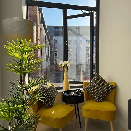 Luxe Riverside Retreat Centre - Free Parking Apartment