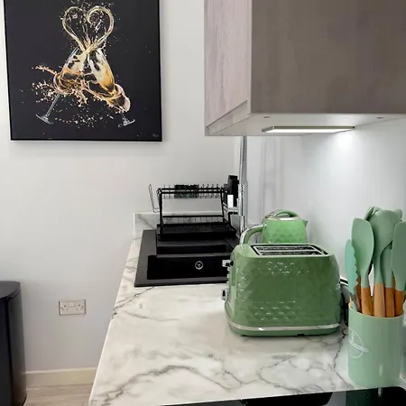Luxe Riverside Retreat Centre - Free Parking Leeds (West Yorkshire)