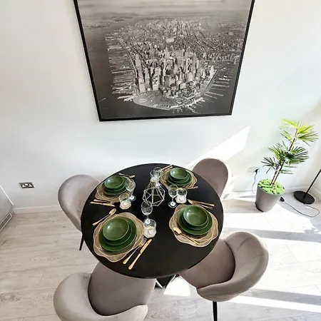 Luxe Riverside Retreat Centre - Free Parking Apartment Leeds (West Yorkshire)