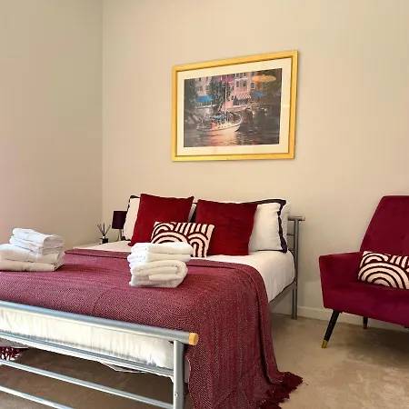 Luxe Riverside Retreat Centre - Free Parking *