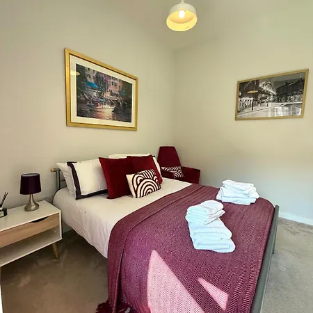 Luxe Riverside Retreat Centre - Free Parking Leeds (West Yorkshire)