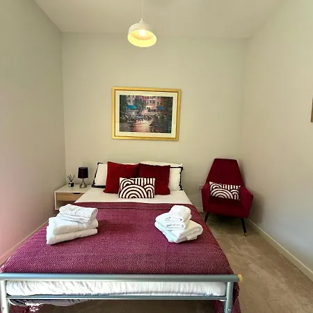 Luxe Riverside Retreat Centre - Free Parking Apartment