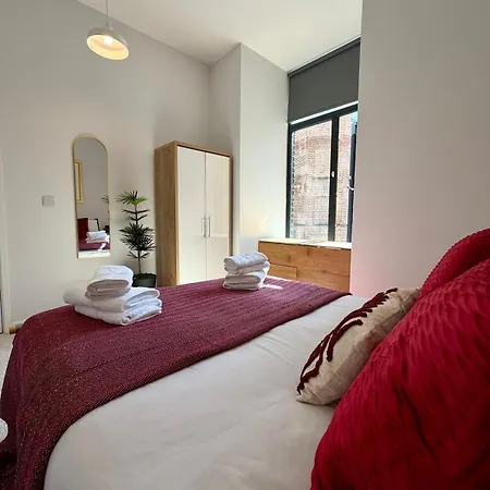 Luxe Riverside Retreat Centre - Free Parking Apartment