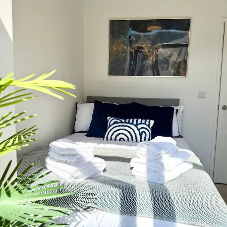 Luxe Riverside Retreat Centre - Free Parking Apartment *