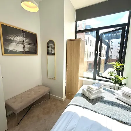 Luxe Riverside Retreat Centre - Free Parking Apartment