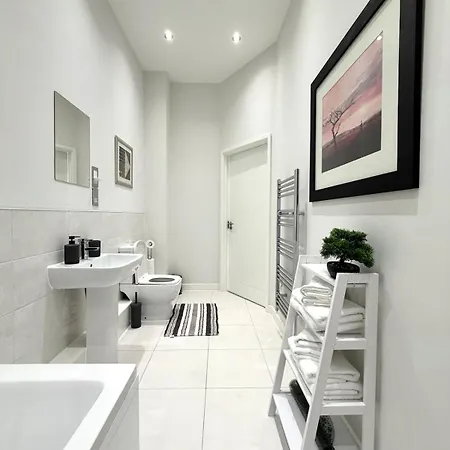 Luxe Riverside Retreat Centre - Free Parking Leeds (West Yorkshire)