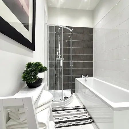 Luxe Riverside Retreat Centre - Free Parking Apartment *